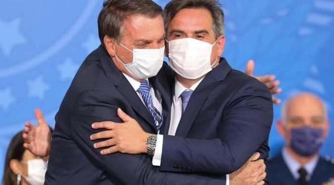 Bolsonaro tira poder de Guedes e delega mais controle do Orçamento ao Centrão