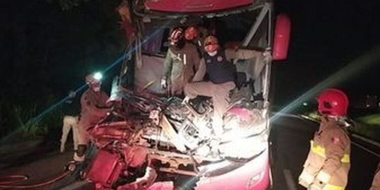 Acidente envolvendo ônibus e carreta deixa dois mortos e pelo menos 14 feridos em rodovia da Paraíba