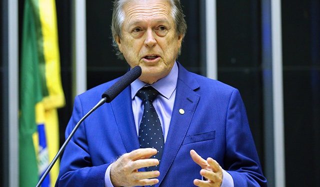 Com quase R$ 800 milhões em caixa, partido já torrou R$ 6 milhões com marketing para Bivar