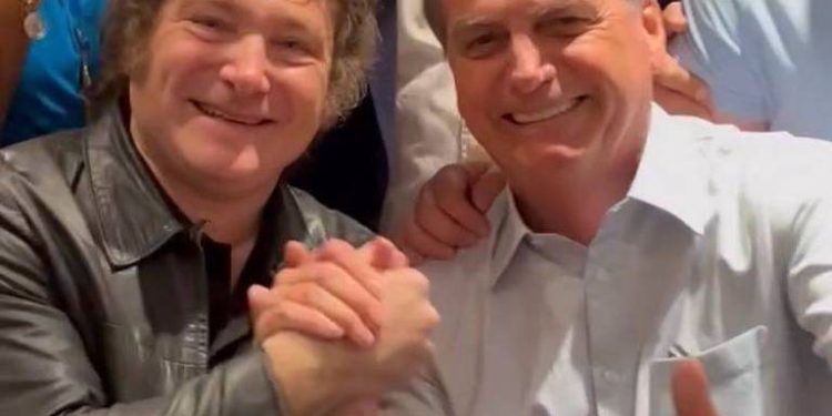 Bolsonaro diz a presidente eleito da Argentina que voltará à Presidência, e Lula, que tanto viaja, será ministro do Turismo