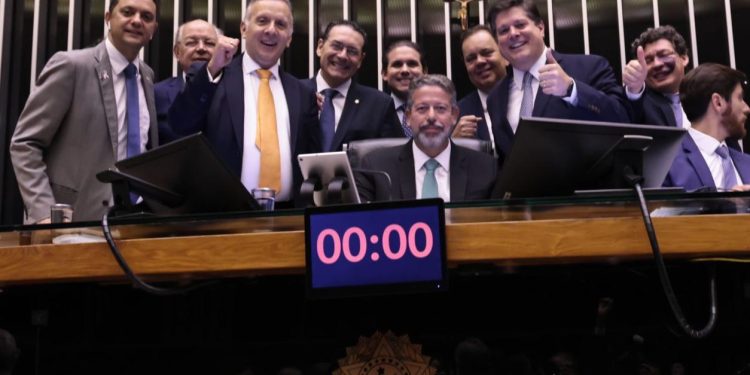 Câmara aprova texto-base da reforma tributária em 2º turno