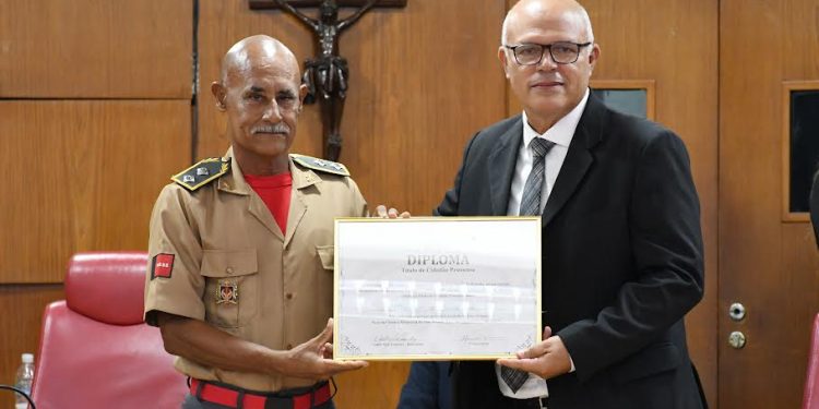 De autoria do vereador Coronel Sobreira, Tenente do Corpo de Bombeiros, Marcelo de Sant’Ana, recebe o Título de Cidadão Pessoense
